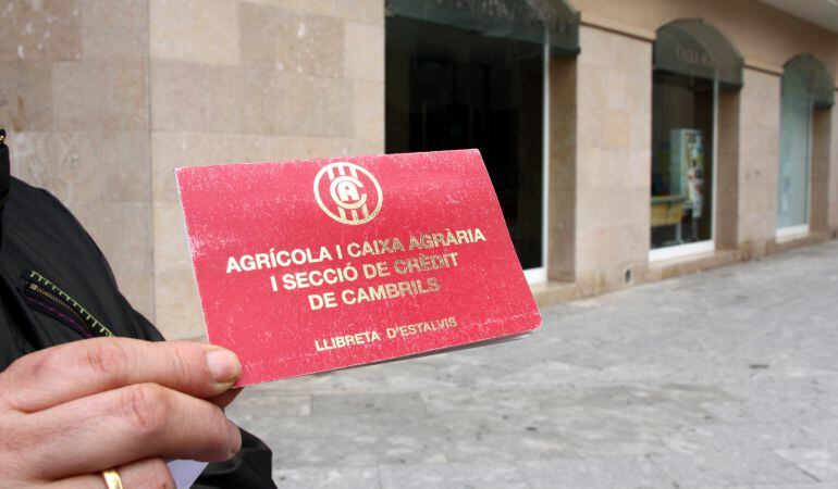 Detall d'una llibreta de la caixa agrària de la cooperativa de Cambrils. 