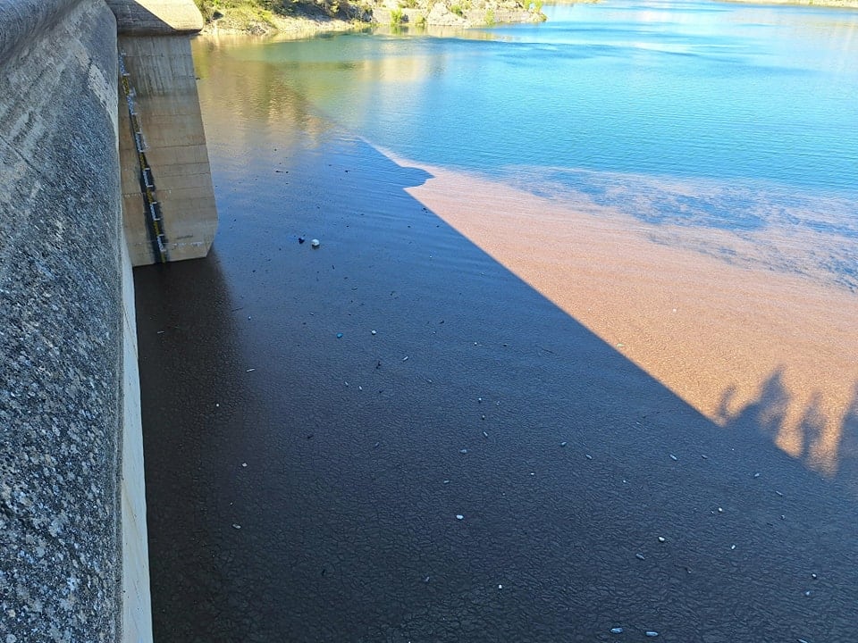 Suciedad acumulada en la presa