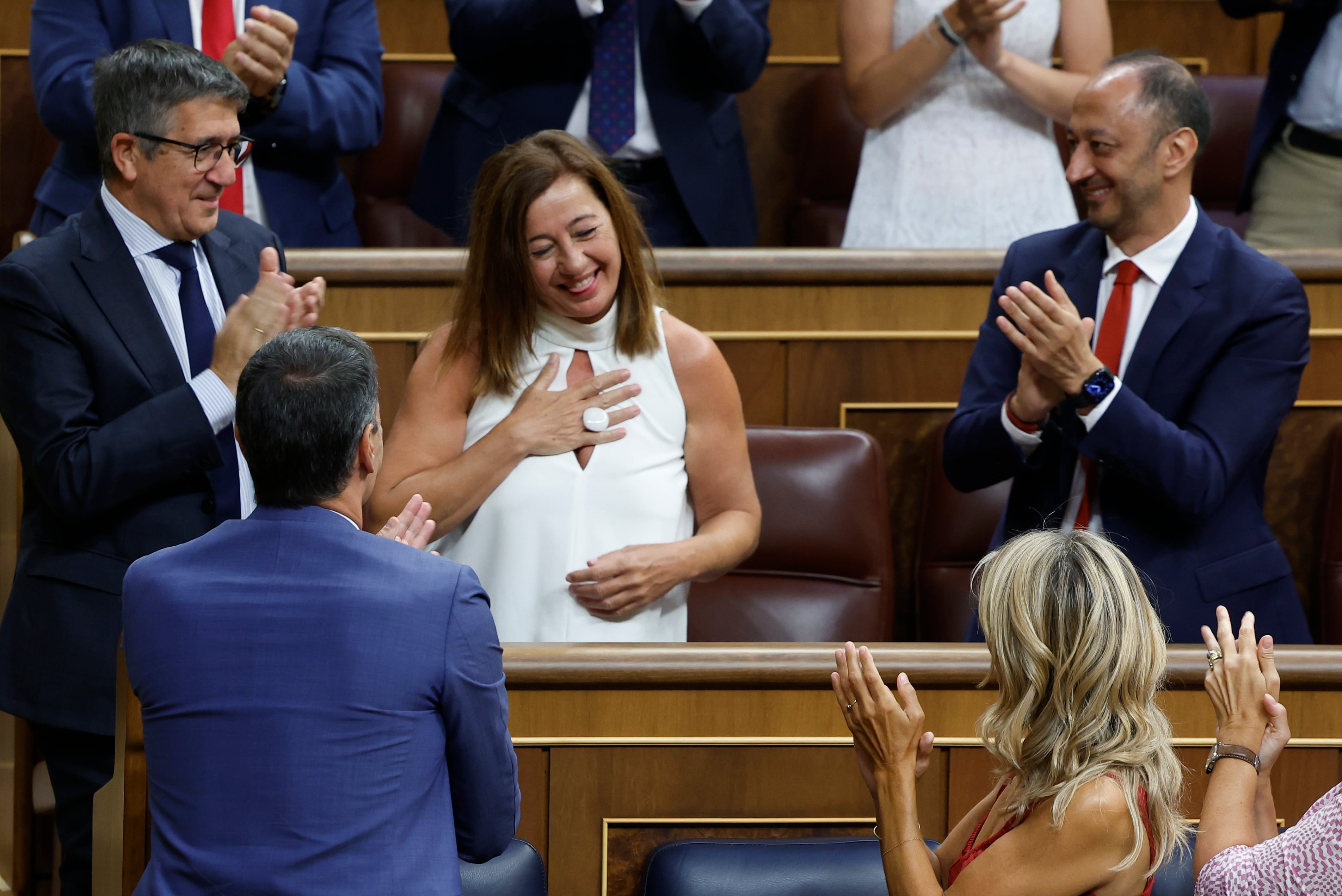 MADRID, 17/08/2023.- La socialista balear Francina Armengol aplaudida por miembros de su grupo tras ser elegida presidenta de la Cámara Baja en la sesión constitutiva de las Cortes Generales de la XV Legislatura, este jueves en Madrid. EFE/ Chema Moya
