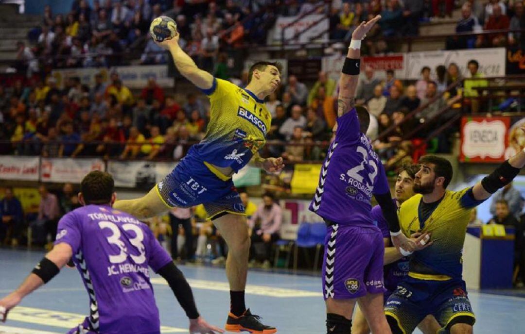 Lucas Grandi intenta un lanzamiento angte la mirada de Llorens, baja para este encuentro.