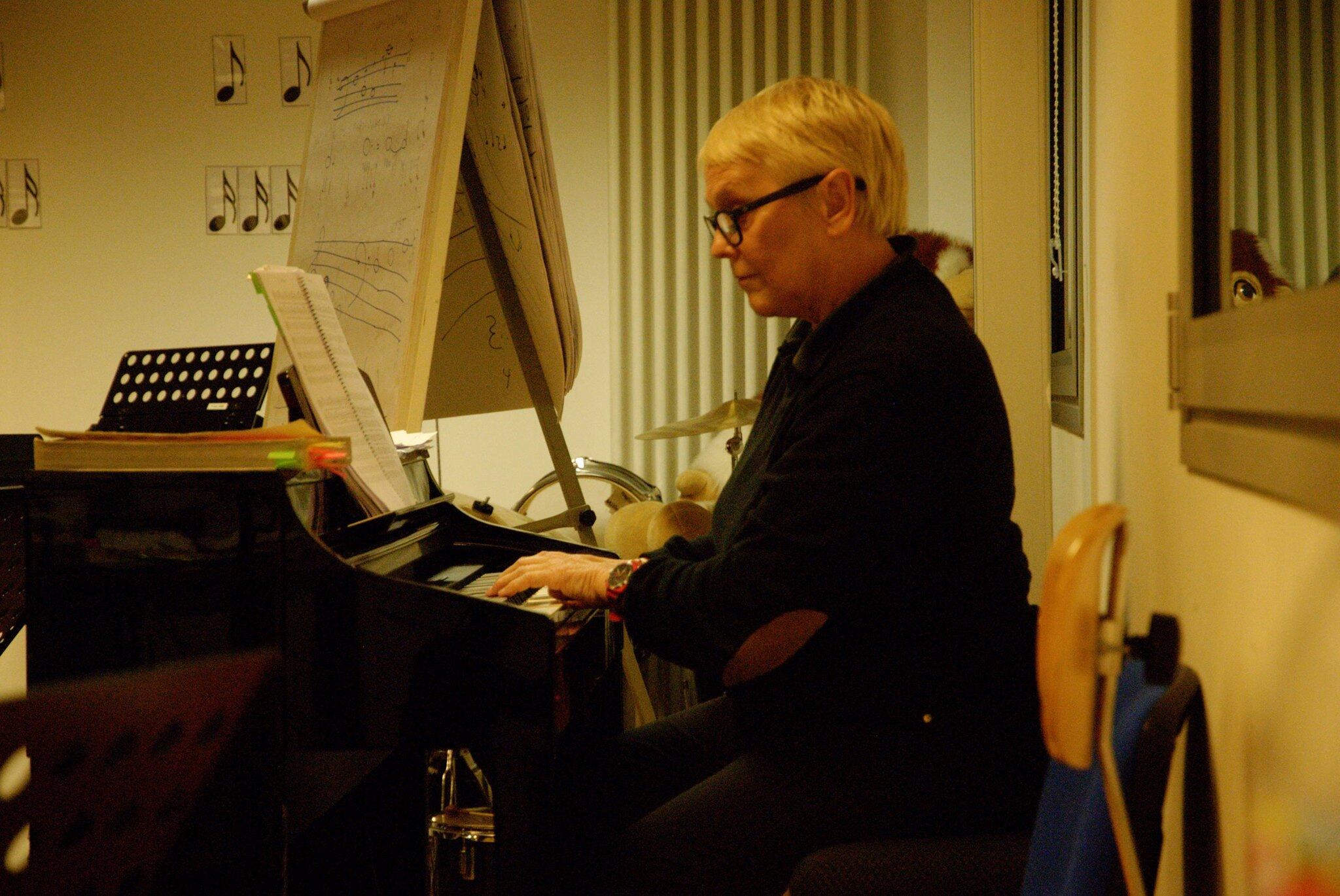 Catherine Métayer en un assaig del cor dels Petits Cantors.