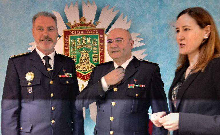 El Mayor Operativo, Félix Angel García (izda), y el Intendente Jefe, Fernando Sedano, junto a la concejala de seguridad, Gema Conde