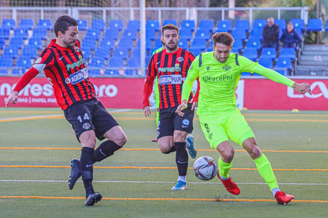 Miguel Marí pugna un balón con un jugador del Atlético Pulpileño
