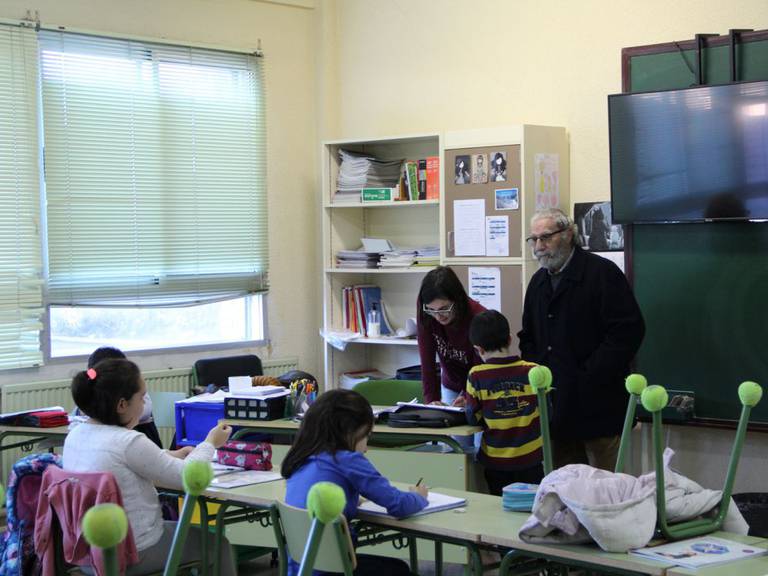 Francisco Alonso Lozano, de la Fundación que lleva sus apellidos, visita uno de los colegios