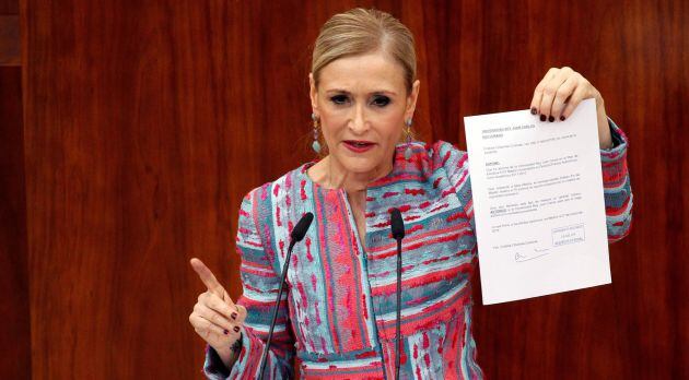 Cifuentes durante el pleno extraordinario del 4 de abril