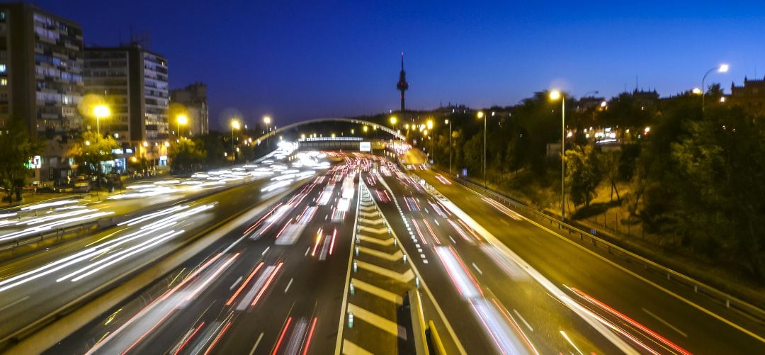 Las luces del tráfico en la M-30 madrileña