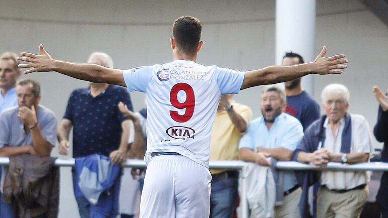El delantero Aythami Perera, celebra un gol durante esta pretemporada
