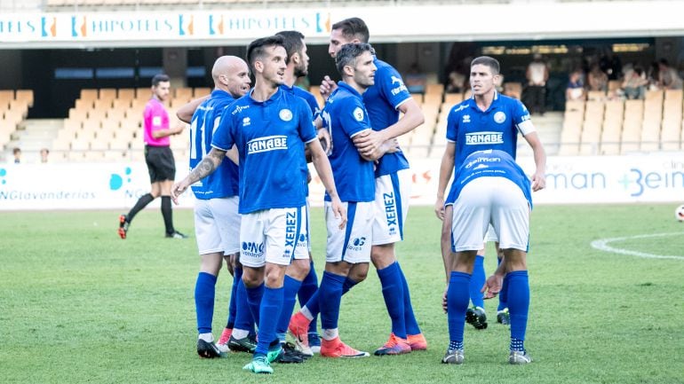 Jugadores del Xerez DFC celebrando el gol de la victoria el pasado domingo