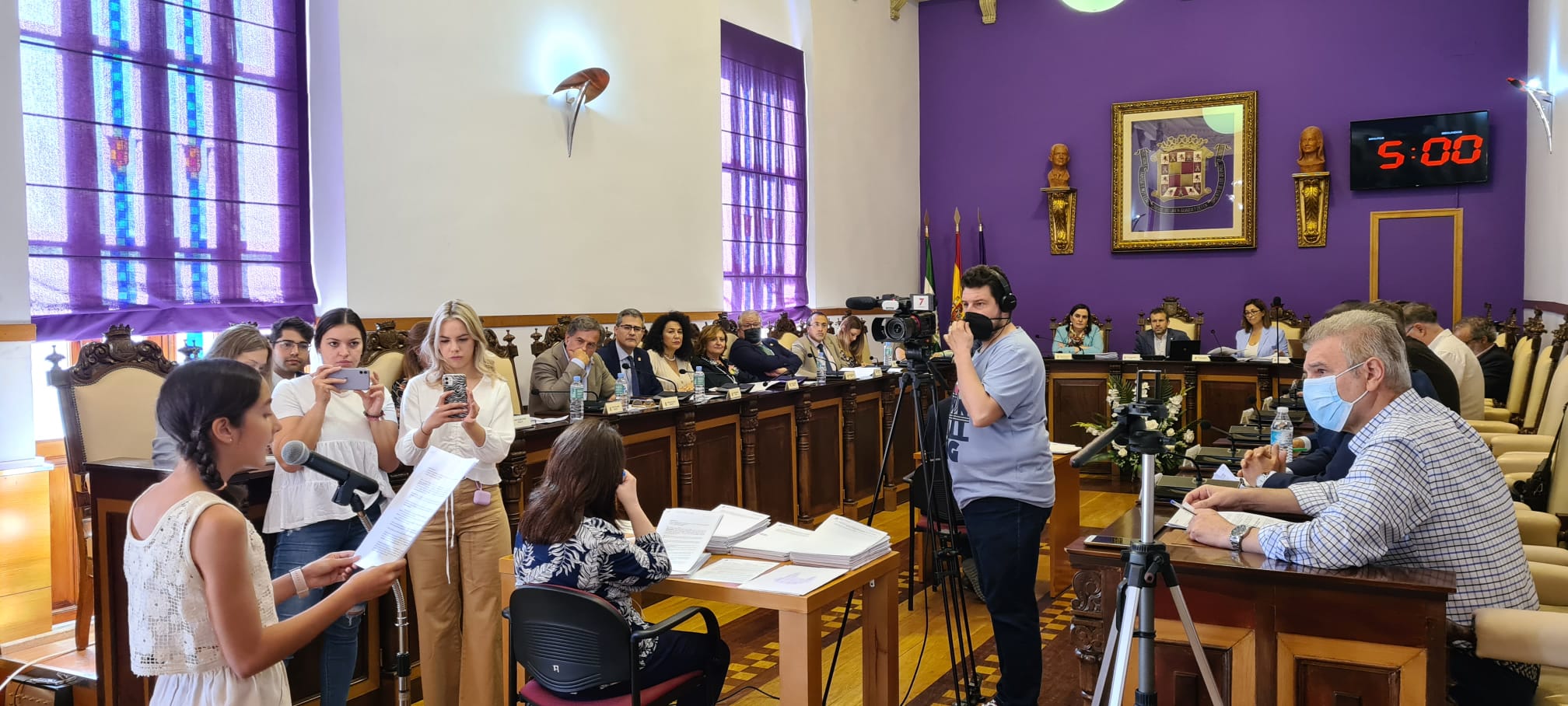 Noelia Ocaña habla ante el pleno municipal del Ayuntamiento de Jaén para dar lectura a un manifiesto por la paz