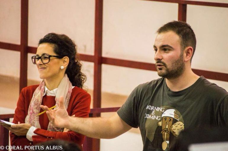 La cantante maite Moreno y el director de la Coral Portus Albus José Antonio Sánchez Da Ascencao.