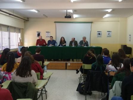 La delegada de educación en funciones, Yolanda Caballero ha explicado a los alumnos el significado de este certamen