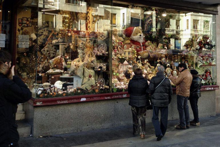 GRA056 MADRID, 31/12/2014.- Centenares de pequeños comercios tradicionales echan hoy el cierre al perder su renta antigua como esta conocida juguetería situada en la Gran Vía de Madrid, que lleva 72 años funcionando, un negocio familiar por el que han pas