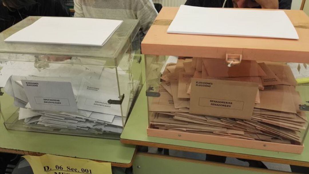 Imagen de archivo de unas urnas en un colegio electoral de Elche