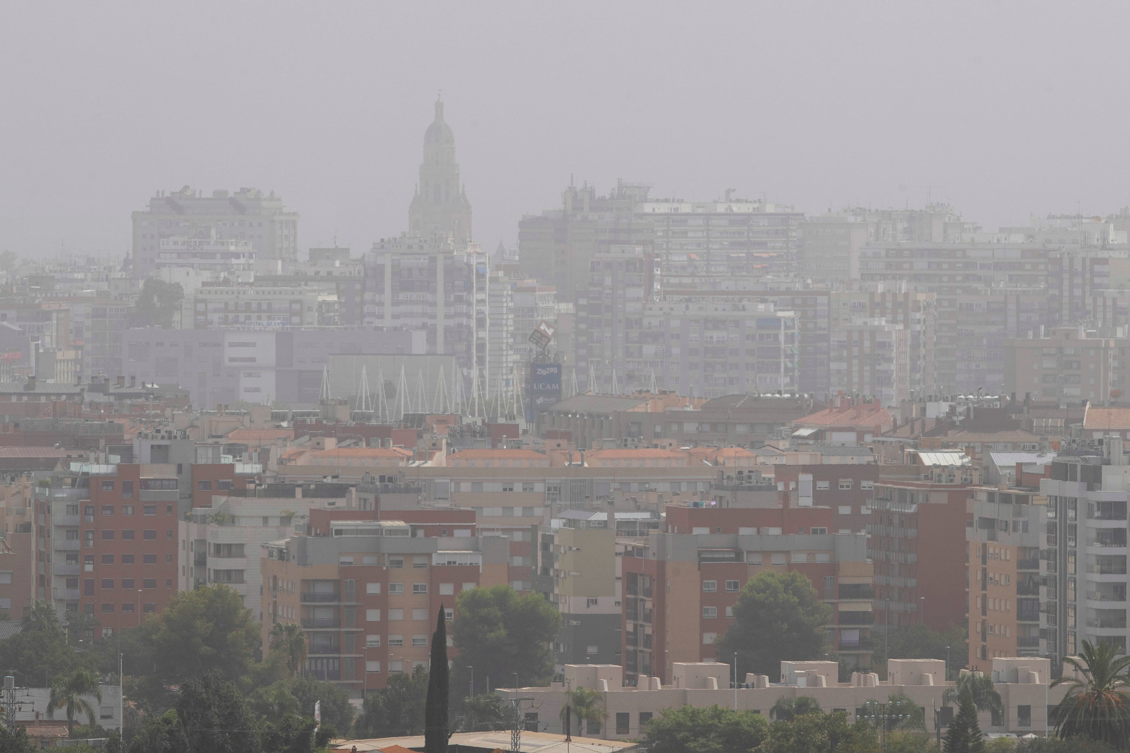 Imagen de archivo de la ciudad de Murcia durante un episodio de contaminación atmosférica