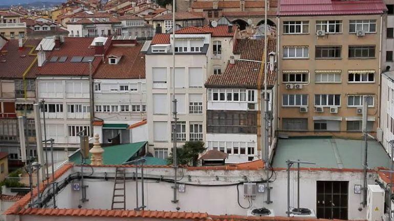 Varias antenas de telefonía en la azotea de un edificio de Vitoria