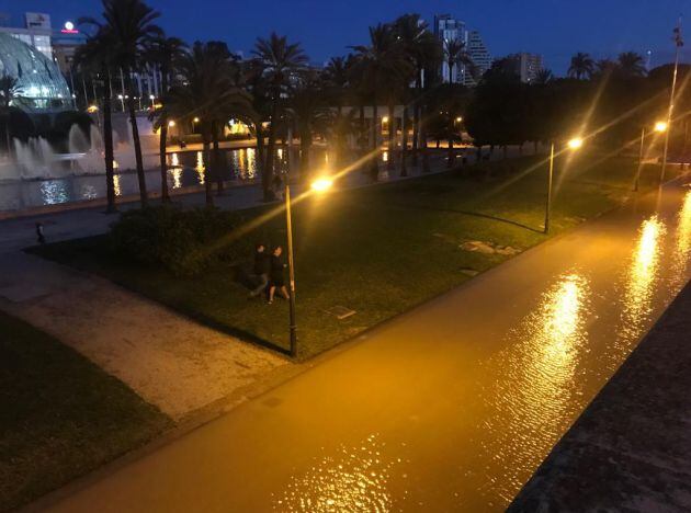 Inundaciones en el viejo cauce del Turia a la altura del Palau de la Música de València