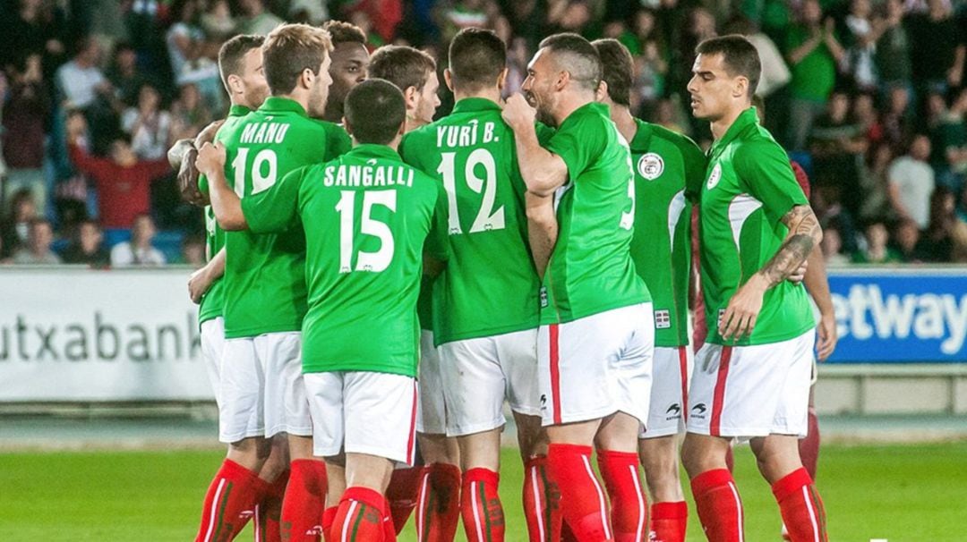 Varios jugadores celebran un tanto en el último partido jugado en Mendizorroza