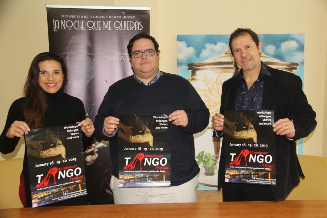 El concejal de turismo de Almuñécar, Rafael Caballero, durante la presentación del I Festival de Tango junto a los organizadores Paz y Miguel