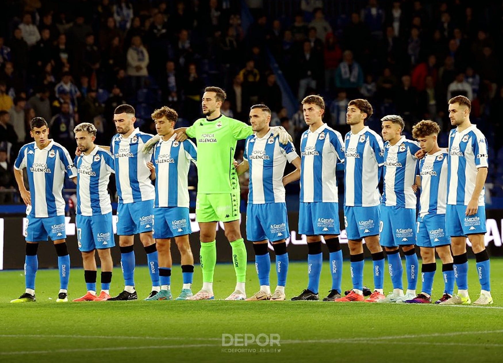 Guardando un minuto de silencio en Riazor.