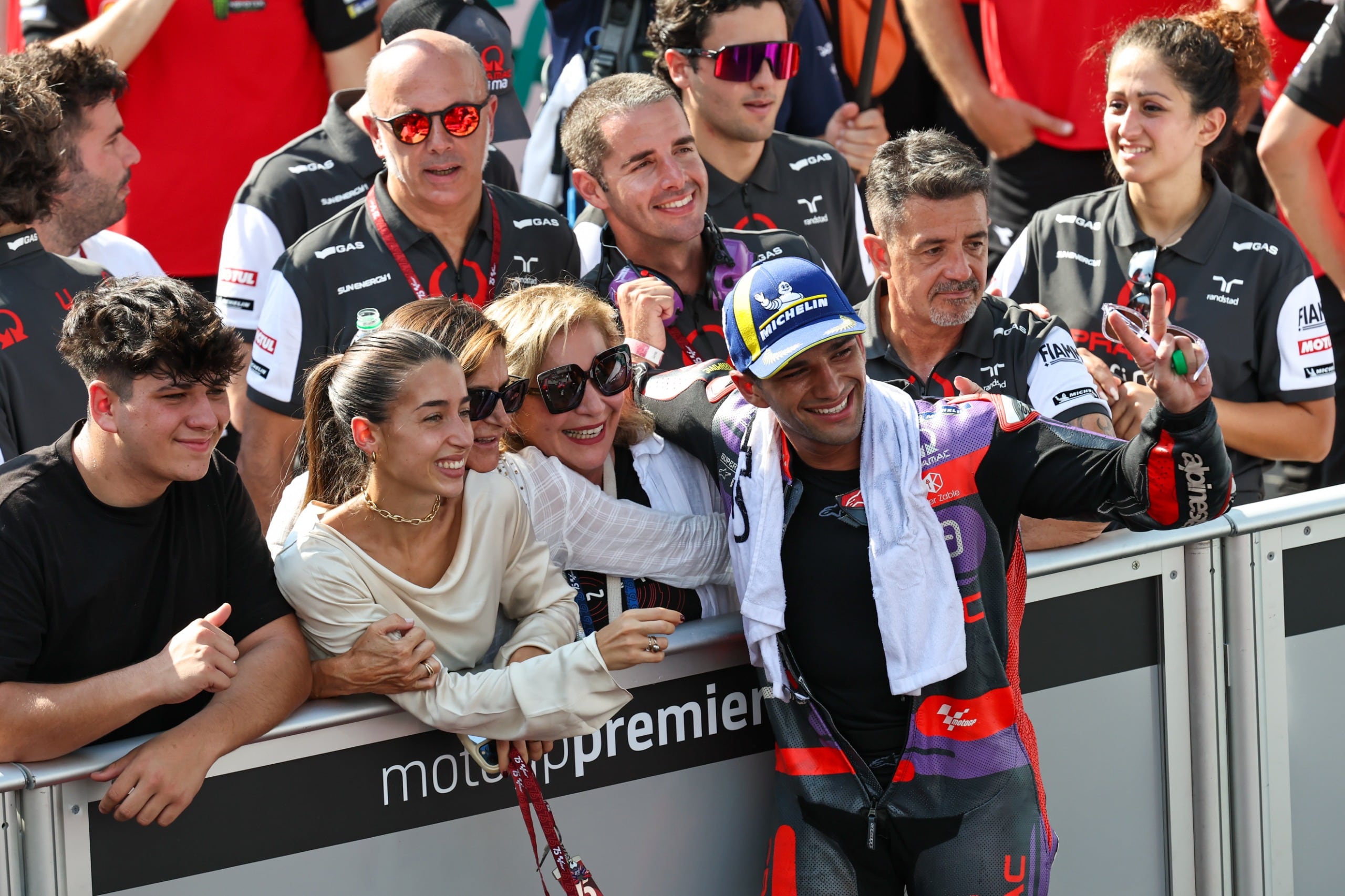 La familia de Jorge Martín arropa al piloto antes de la carrera más importante del año