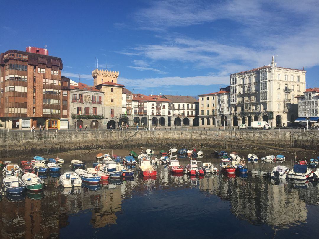 Dársena pesquera y Plaza del Ayuntamiento de Castro Urdiales.