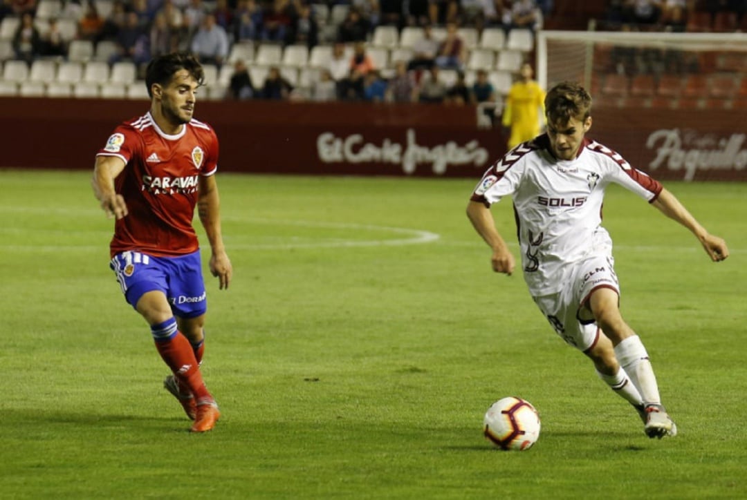Javi Ros intenta cortar un avance del ex-zaragocista, Febas, en el partido de la primera vuelta jugado en el Carlos Belmonte