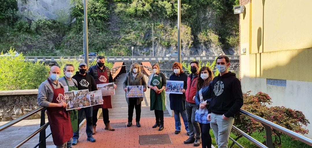 Varios de los impulsores y colaboradores del reto posan en Elgoibar, con la alcaldesa, Ane Beitia, en el centro de la imagen