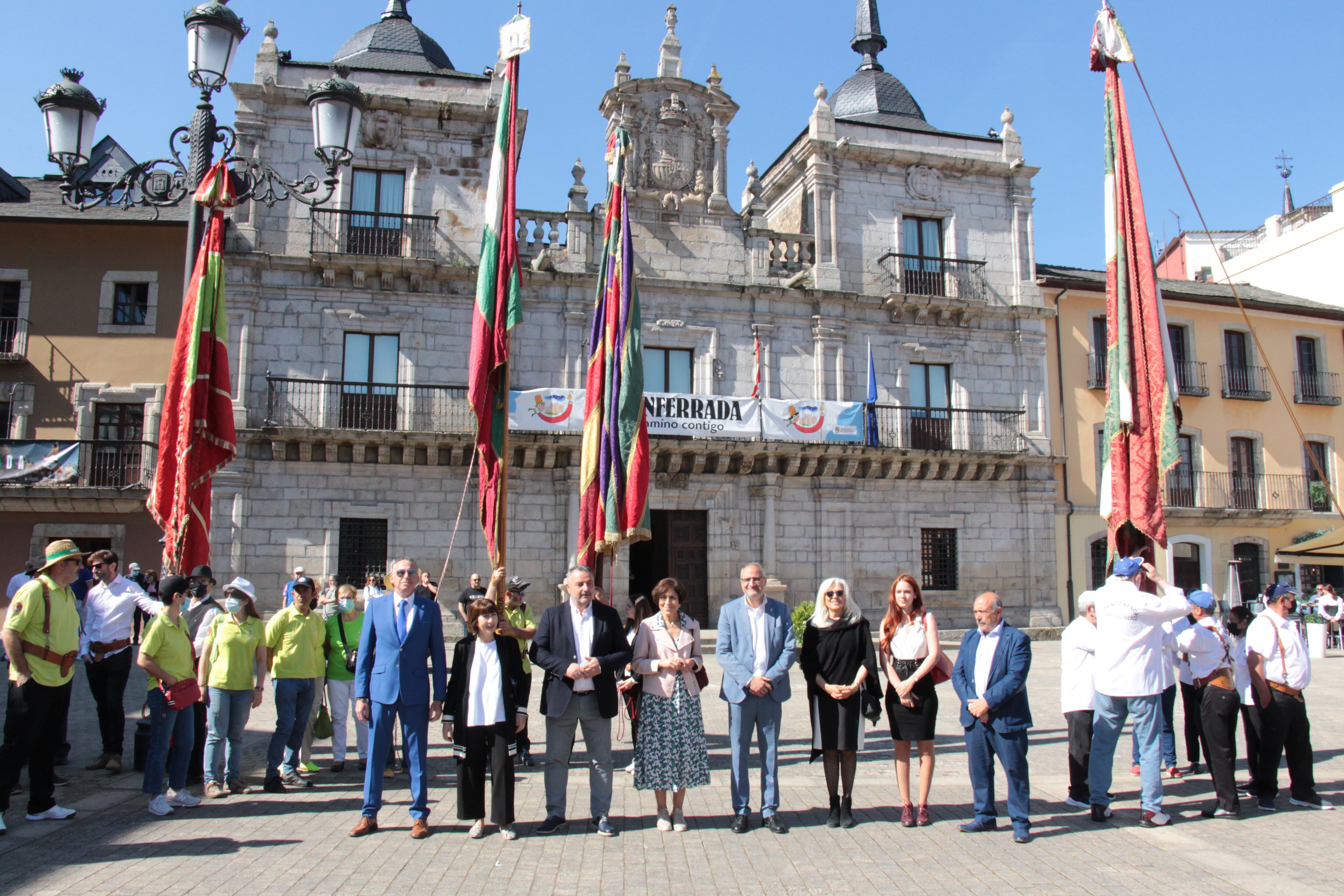 Los pendones, con las autoridades municipales