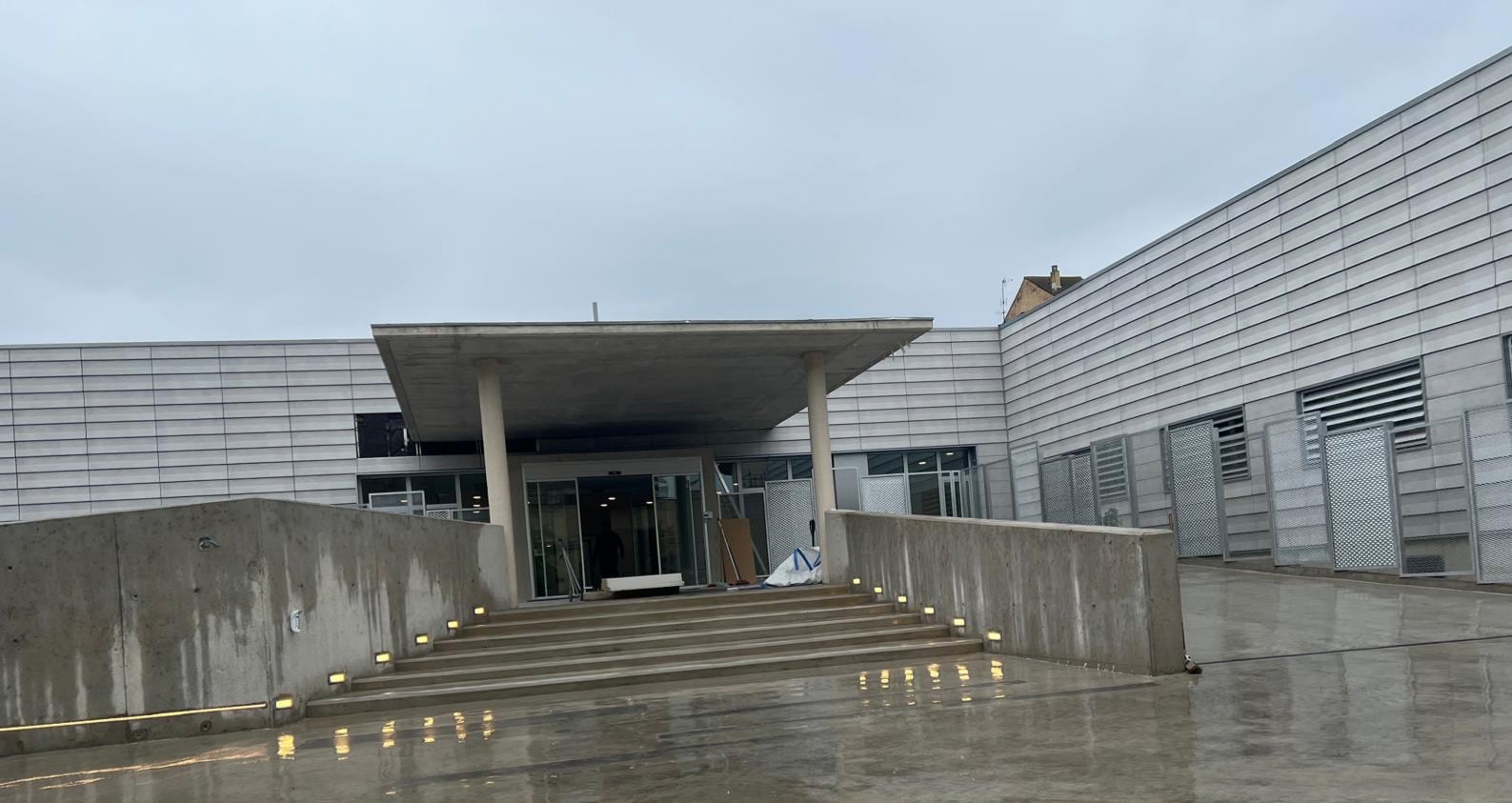 Entrada que da acceso al nuevo centro de salud de Barbastro. Foto: Agustín Félix