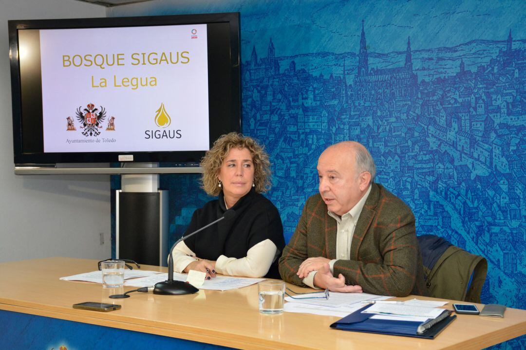 Marta Medina, concejal de Parques y Jardines, y Fermín Martínez, director de relaciones institucionales de SIGAUS