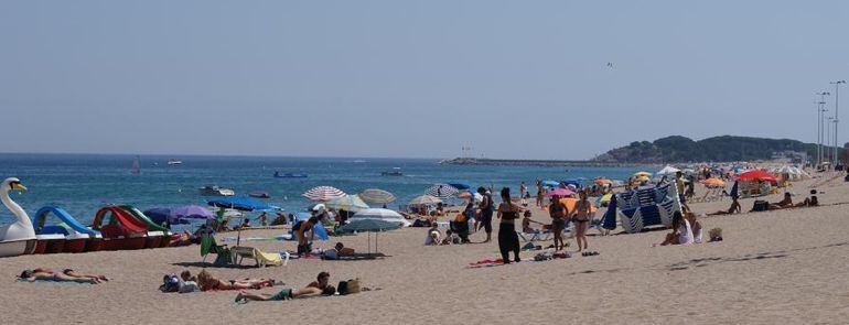 Platges plenes, hotels plens, càmpings plens i cases de turisme rural plenes.