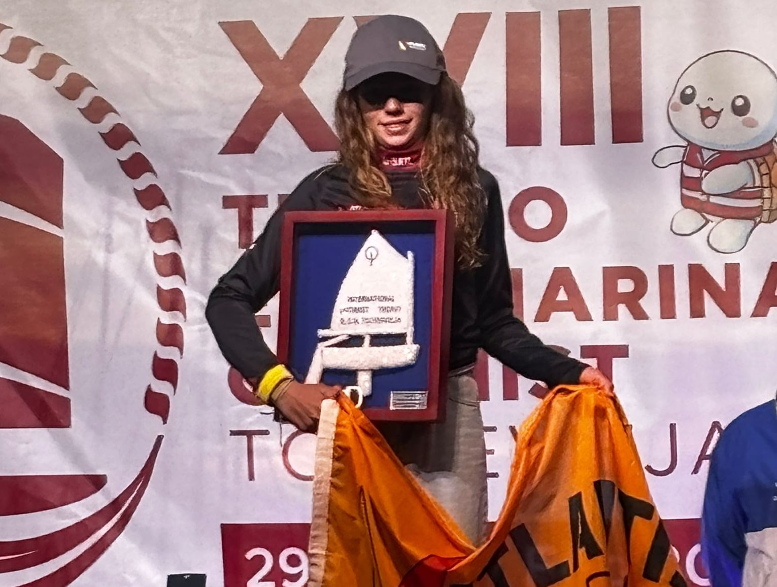 Lola Carrión en el podio del XVIII Trofeo Euromarina Optimist.