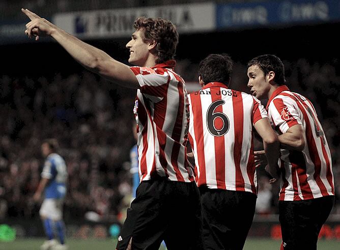 Llorente señala a la grada en la celebración del gol