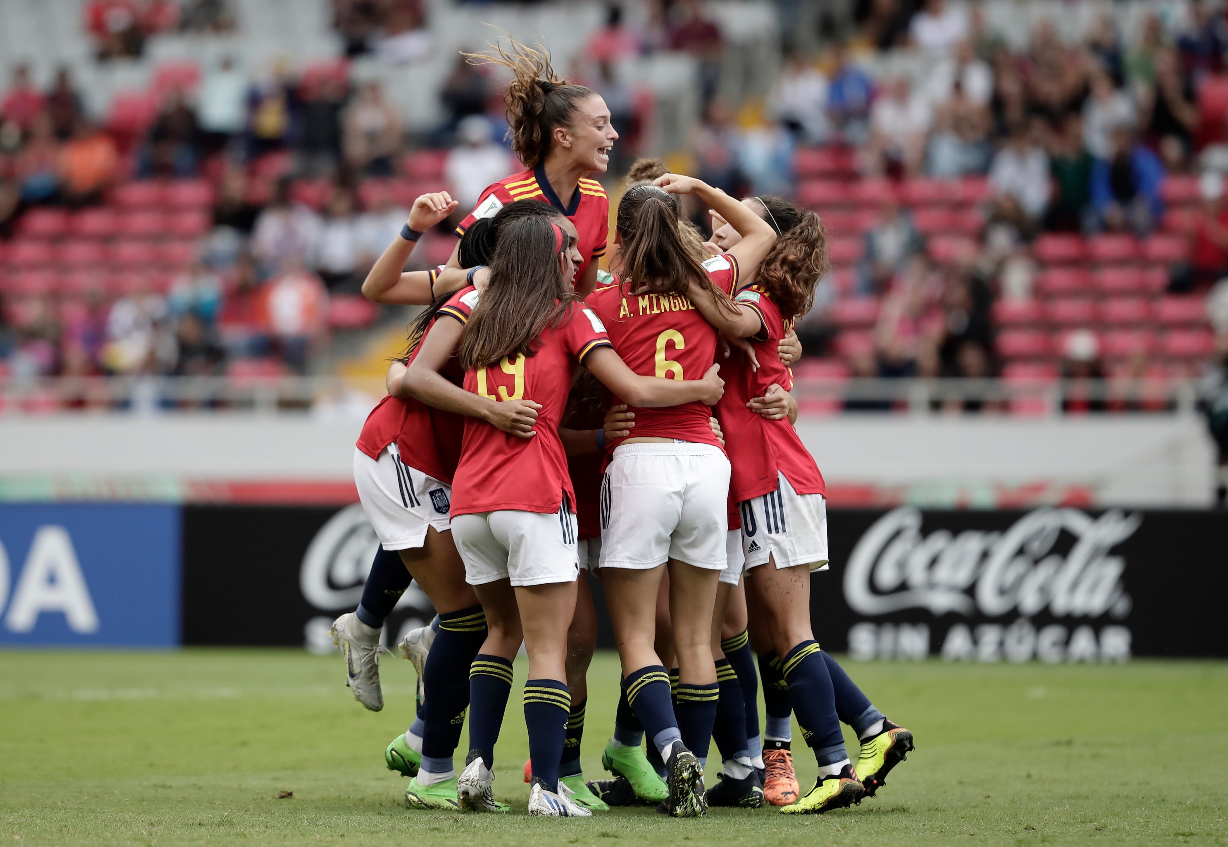 Jugadoras de España celebran un gol de Inma Gabarr.