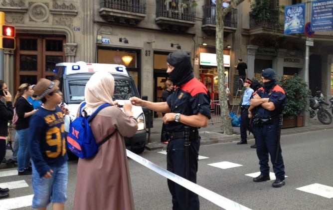 Els mossos van establir ahir un cordó de seguretat de quatre trams de carrer al voltant de la Delegació del Govern a Catalunya