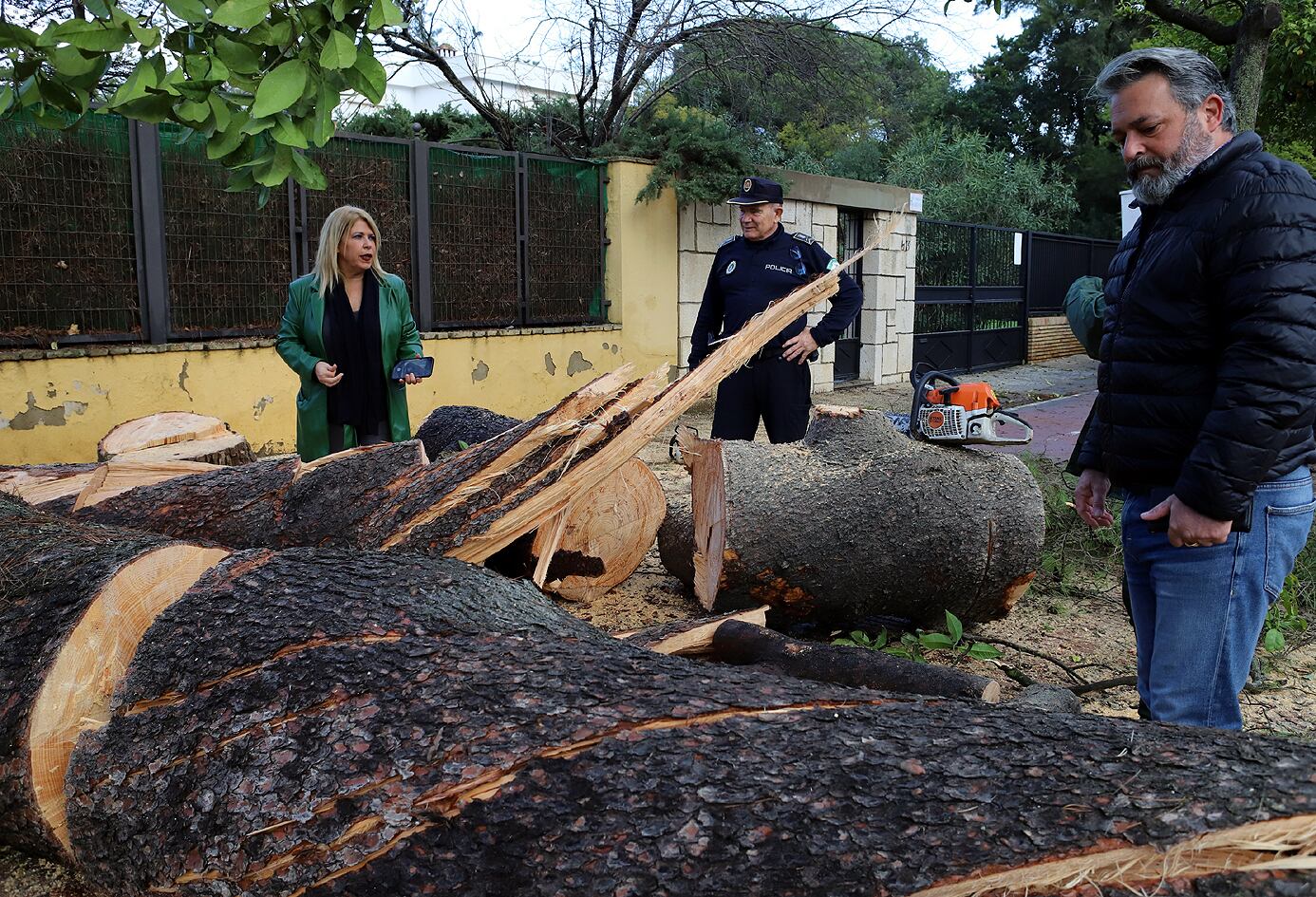 La alcaldesa de Jerez durante la visita a una de las zonas afectadas por el tornado