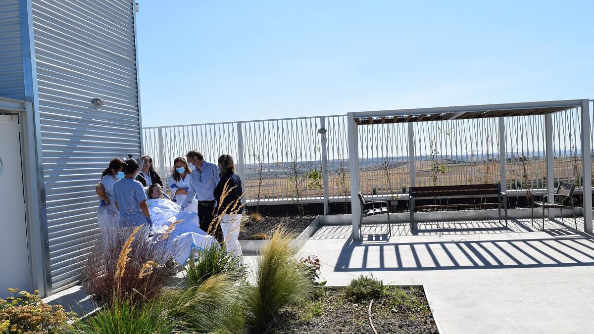 Entrevista a la doctora Cristina Bayón, médico adjunto del Hospital Infanta Sofía, que organiza paseos al aire libre para pacientes en la UCI como tratamiento de recuperación