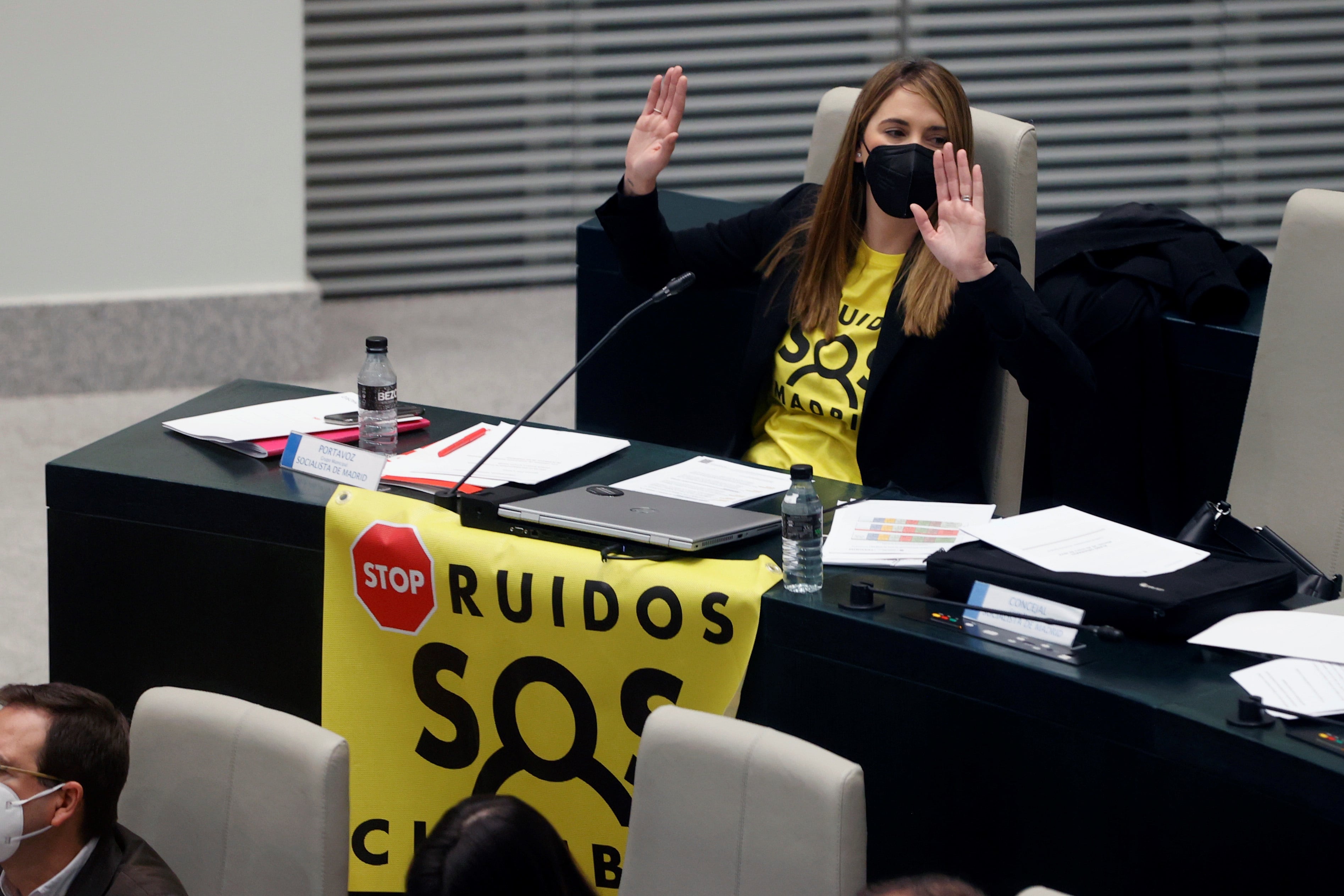 MADRID, 25/01/2022.- La portavoz municipal del Partido Socialista de Madrid, Mar Espinar, muestra una camiseta y una pancarta contra los ruidos en la capital durante el pleno en el Ayuntamiento de Madrid, este martes, cuando se debate la modificación de la ordenanza de terrazas. EFE/ J.J. Guillén