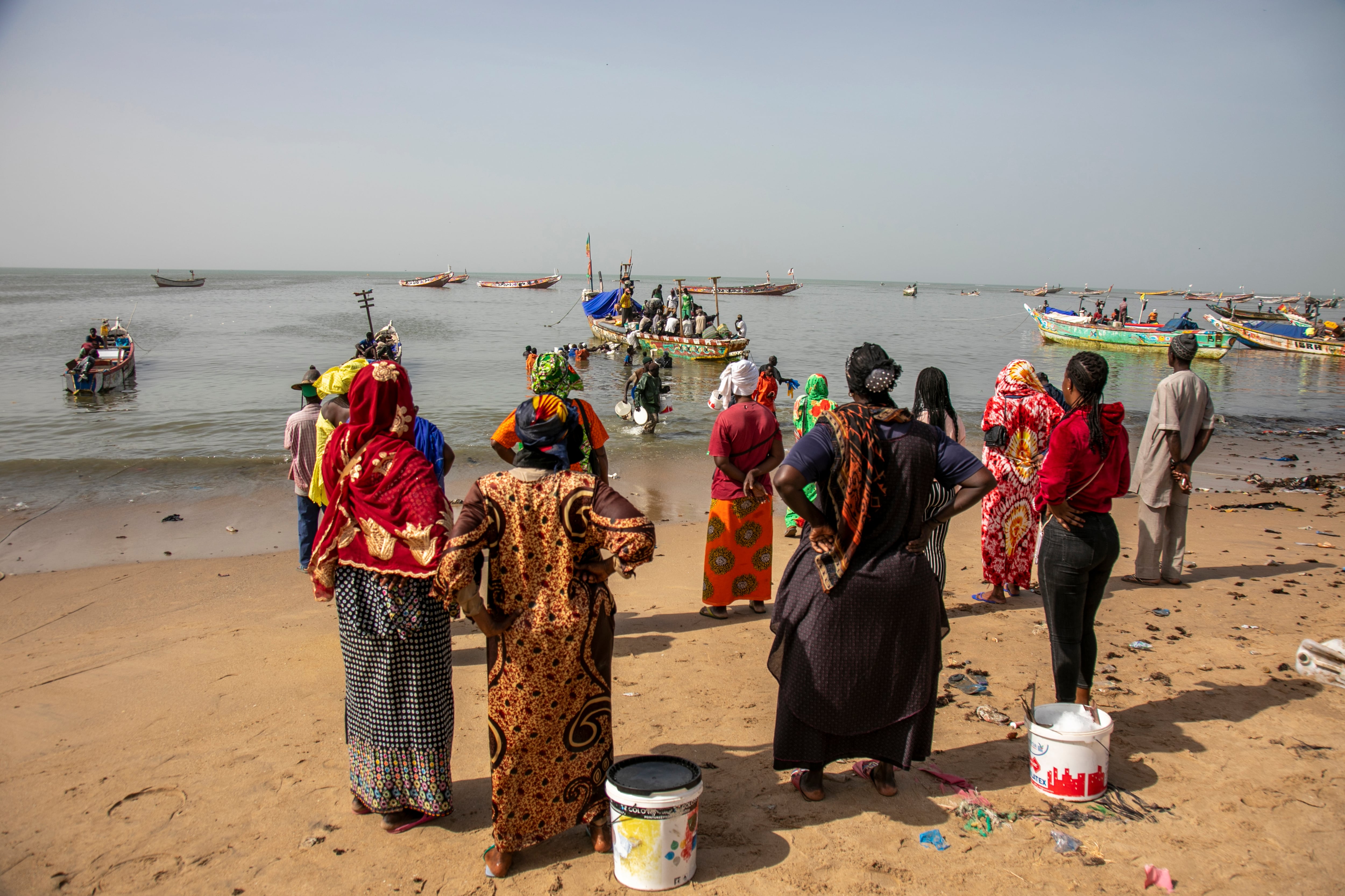 Els pescadors descarreguen les piragües de pesca a la platja de Mbour, al Senegal.