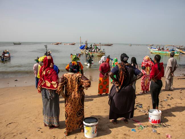 Els pescadors descarreguen les piragües de pesca a la platja de Mbour, al Senegal.