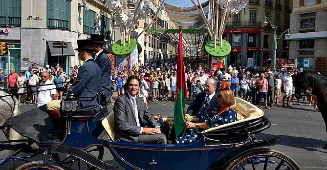 La rectora y abanderada de la romería, Adelaida de la Calle, el alcalde, Francisco de la Torre, y el concejal de Cultura, Damián Caneda, hacia el santuario de la Victoria