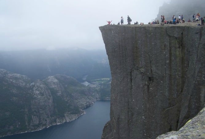 La turística cima del Preikestolen (El Púlpito), situado en los fiordos noruegos