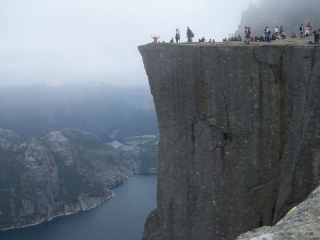 La turística cima del Preikestolen (El Púlpito), situado en los fiordos noruegos