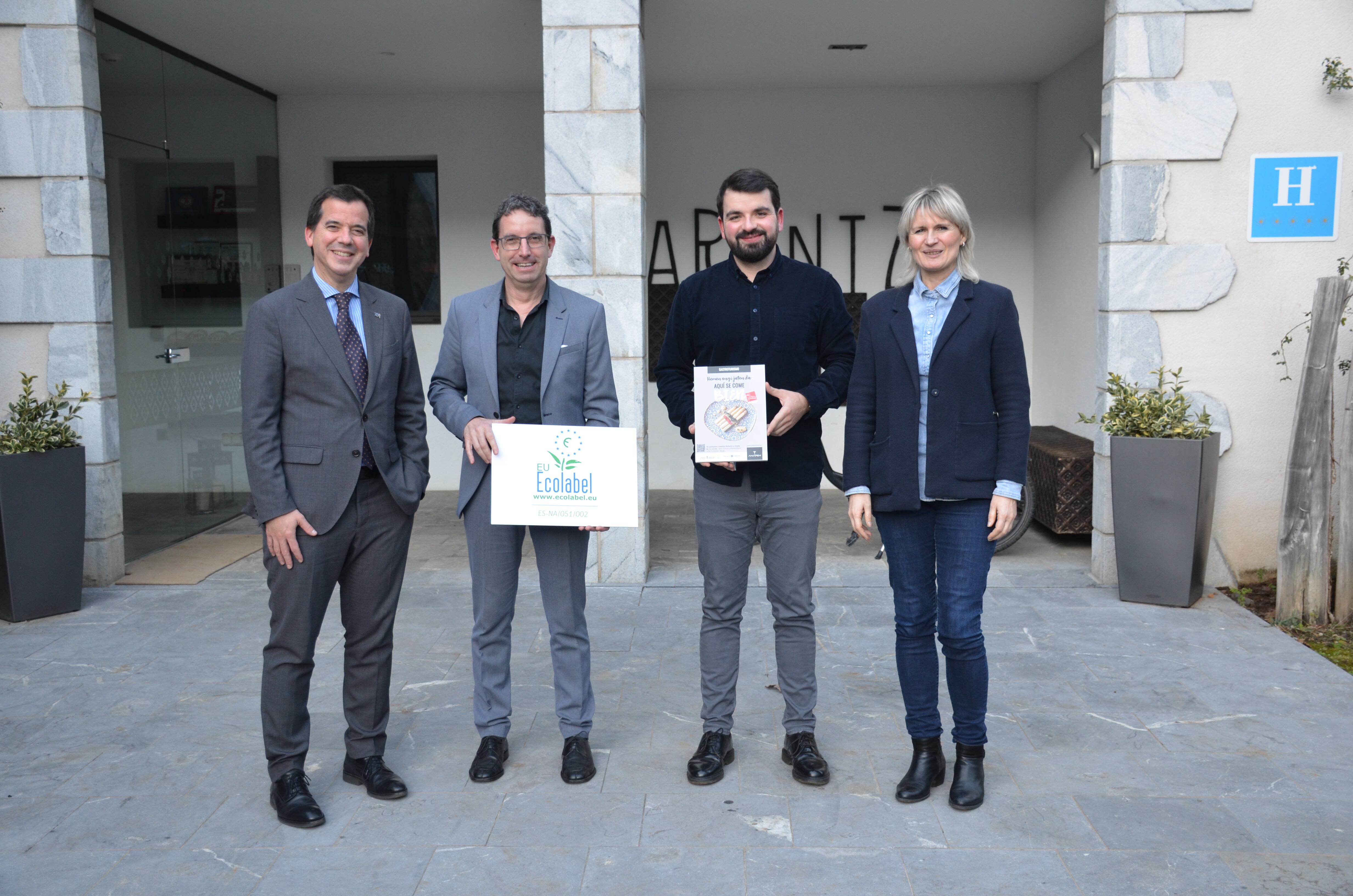 El consejero Mikel Irujo y la directora general Maitena Ezkutari, junto a personal del hotela Arantza