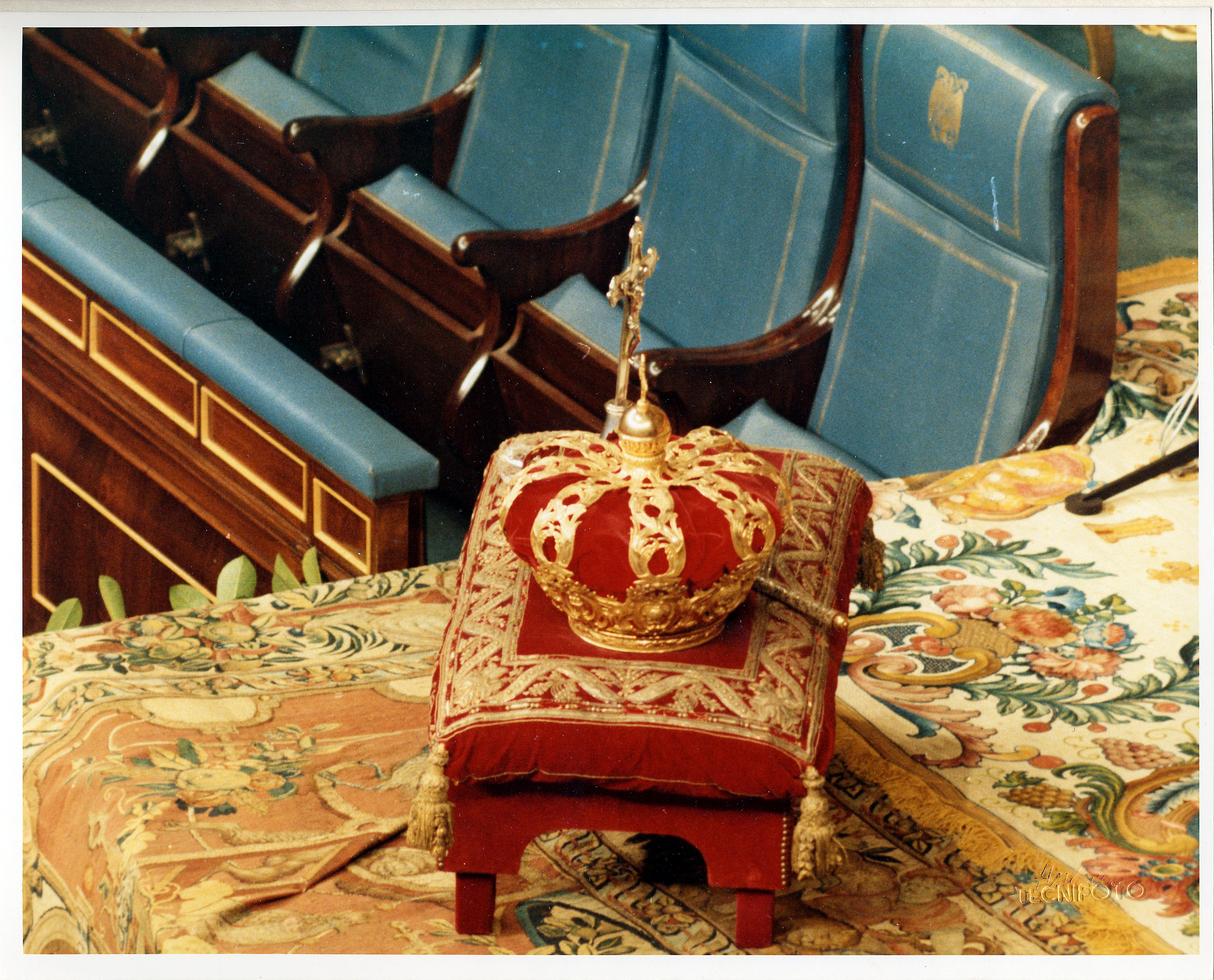 Detalle de la corona en el Salón de Sesiones.