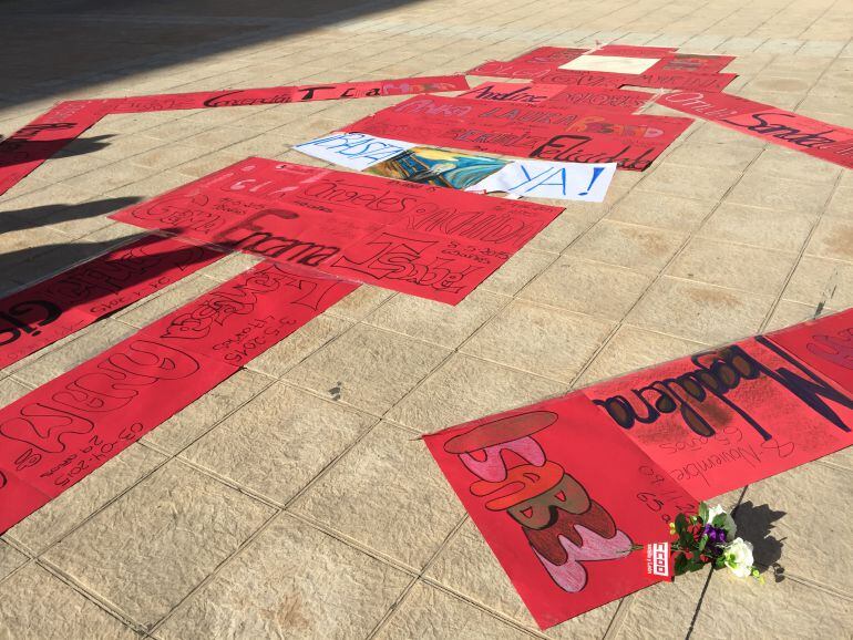 Cartulinas en la Plaza de Abilio Calderón con los nombres de las mujeres asesinadas