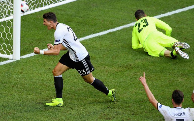 Mario Gómez celebra el gol 