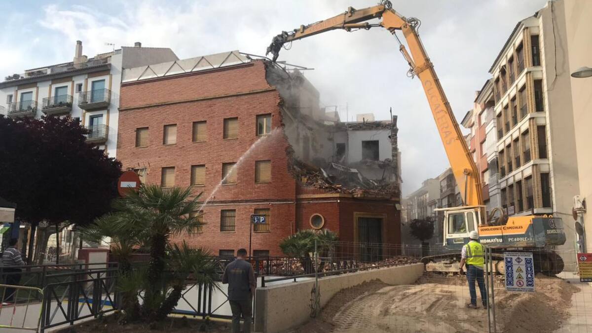 Comienza el derribo de la antigua Comisaría de Policía de Lorca