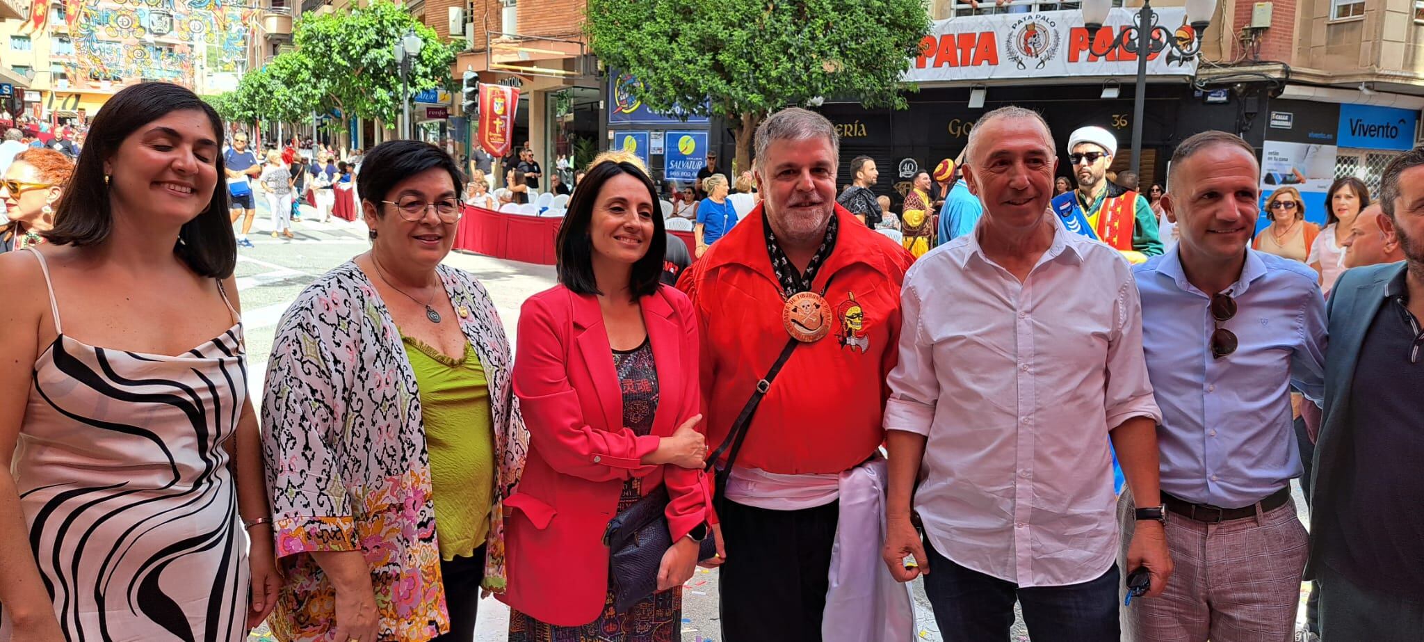 Algunos de los asistentes a la Tribuna a primera hora del desfile