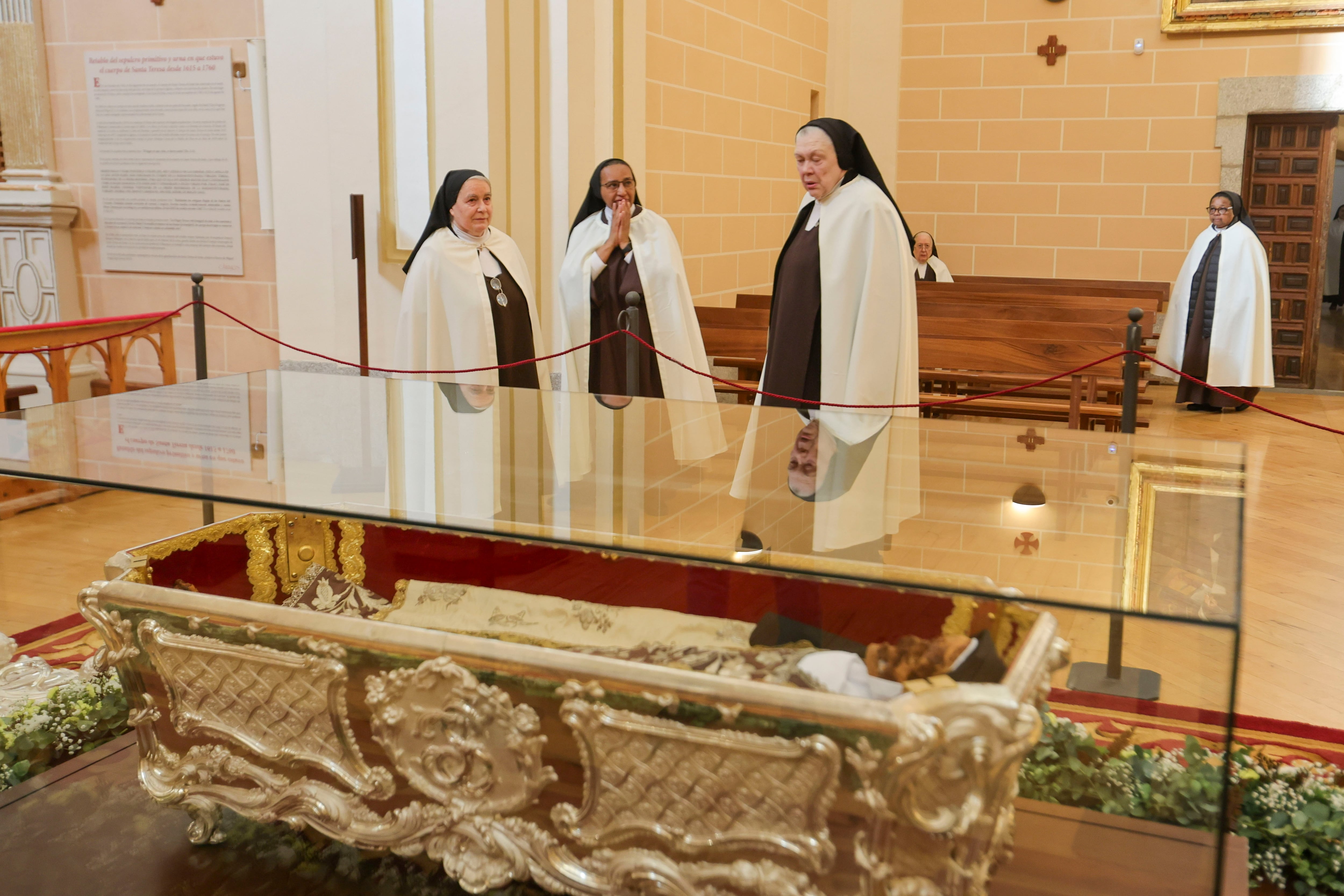 El cuerpo de Santa Teresa de Jesús es venerado en Alba de Tormes, Salamanca.